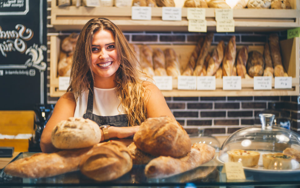 Junge Frau in der Bäckerei mit Yoveletta, dem Kassensystem für deine Bäckerei