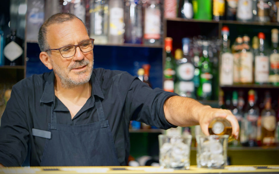 Barista schenkt Cocktails ein und verwendet die Cloudkasse Yoveletta für deine Bar